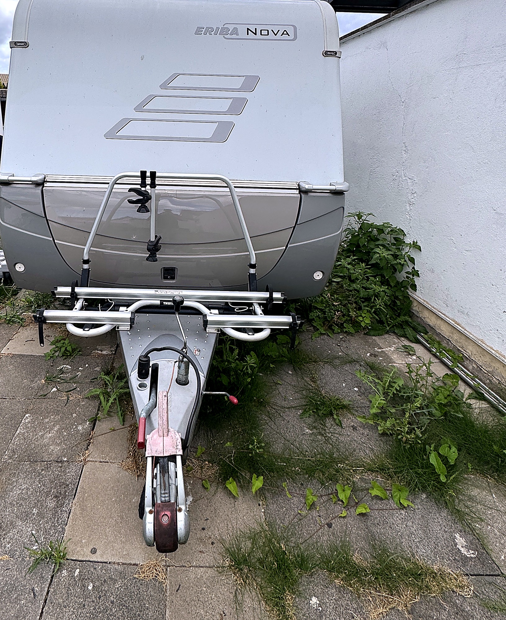 Bugansicht mit montiertem Thule Deichsel-Fahrradträger und Stützrad.