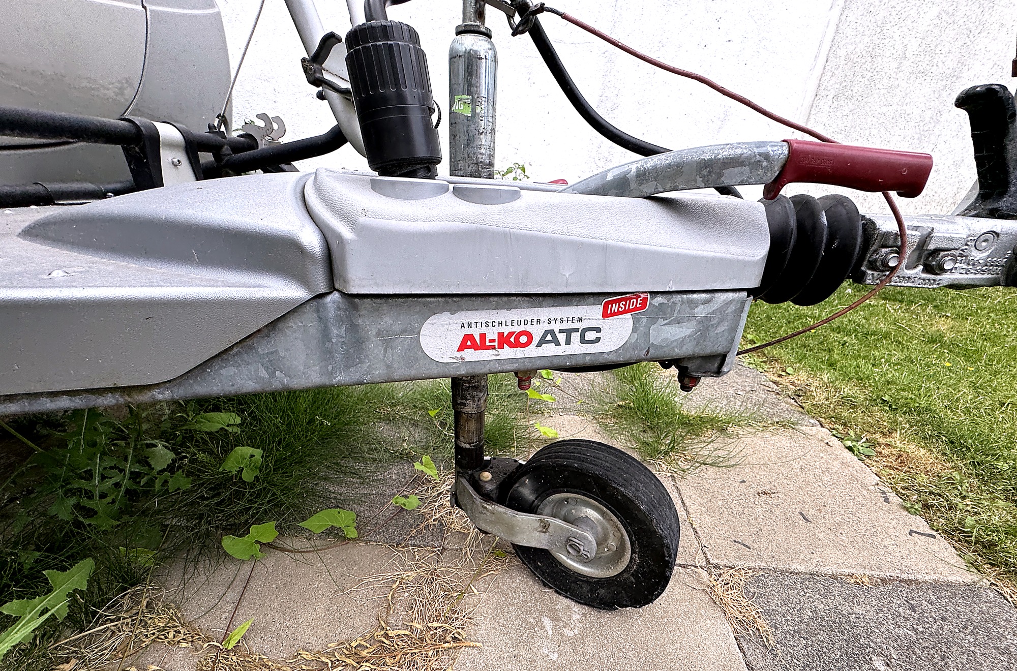 AL-KO ATC Antischleuder-System, Stützrad und Auflaufeinrichtung an der Deichsel.