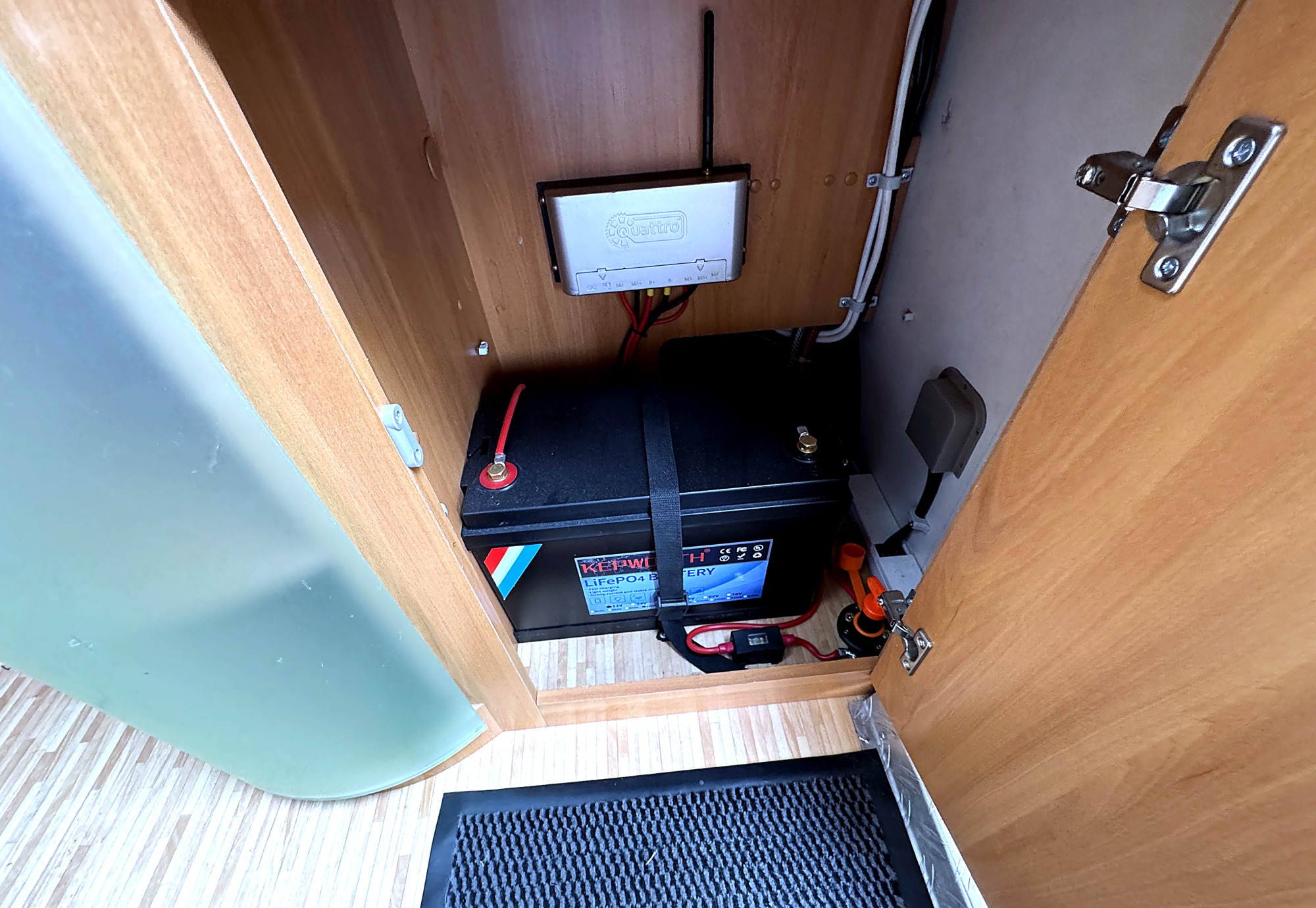 Nachgerüstete LiFePO4-Aufbaubatterie mit Laderegler im Schrank.