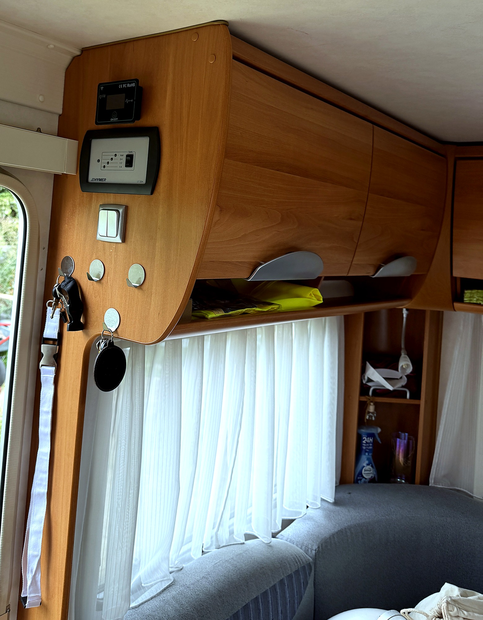 Hymer Bedienpanel mit Batterieanzeige und Lichtschaltern neben der Eingangstür.